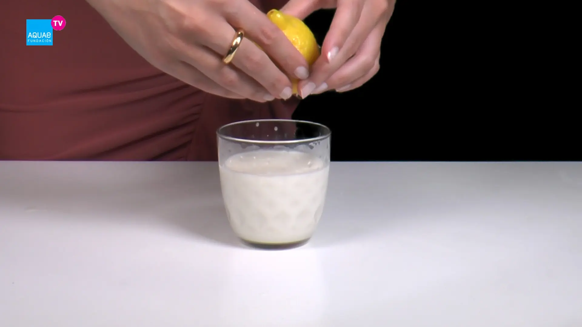 hechizo de vinagre y leche - El vinagre espesa la leche