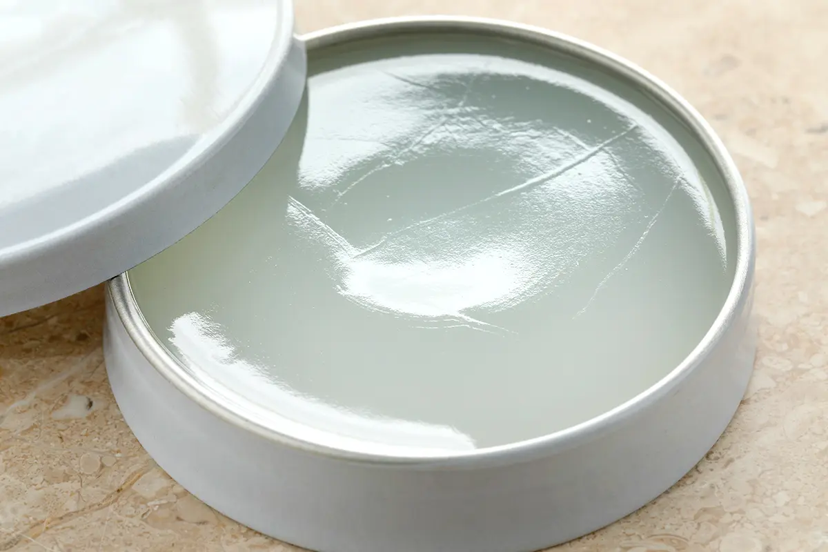 vaselina con leche - Qué beneficios tiene ponerse vaselina en la cara