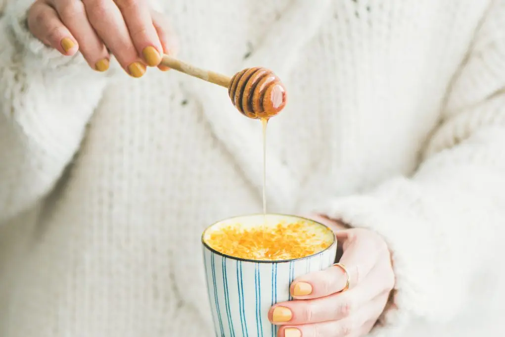 cafe con leche de abeja - Qué beneficios tiene tomar leche con miel de abeja
